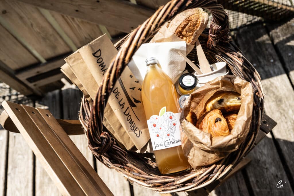 Panier petit-déjeuner livré à votre cabane - Domaine de la Dombes