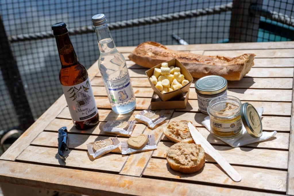 Profitez d'un panier apéro avec des produits locaux sur la terrasse de votre cabane 